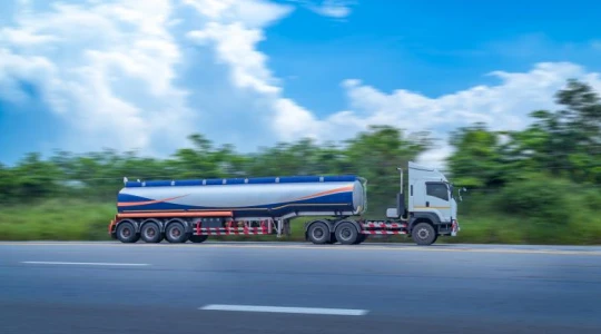Kierowcy cystern pojadą dłużej. Nowe zasady transportu paliw mają charakter prewencyjny