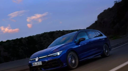 Niewinne kombi? Ten Volkswagen ma 333 KM i przyspiesza jak sportowy samochód