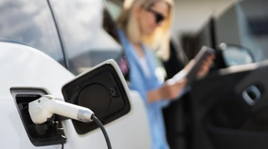 Decathlon i Powerdot łączą siły. Powstanie 250 punktów ładowania przy sklepach sportowych